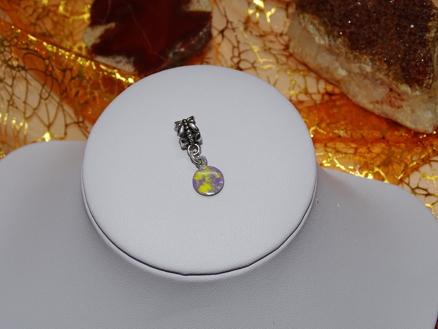 Originelles Emaille-Charms „rundes Blättchen“ mit Perle - Unikat