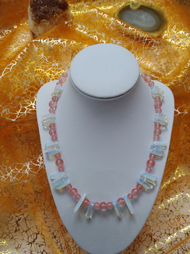 Edelsteinkette aus White Opal und Cherry-Quarz - Unikat