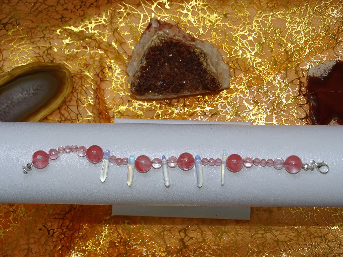 Edelsteinarmband aus White Opal und Cherry-Quarz - Unikat