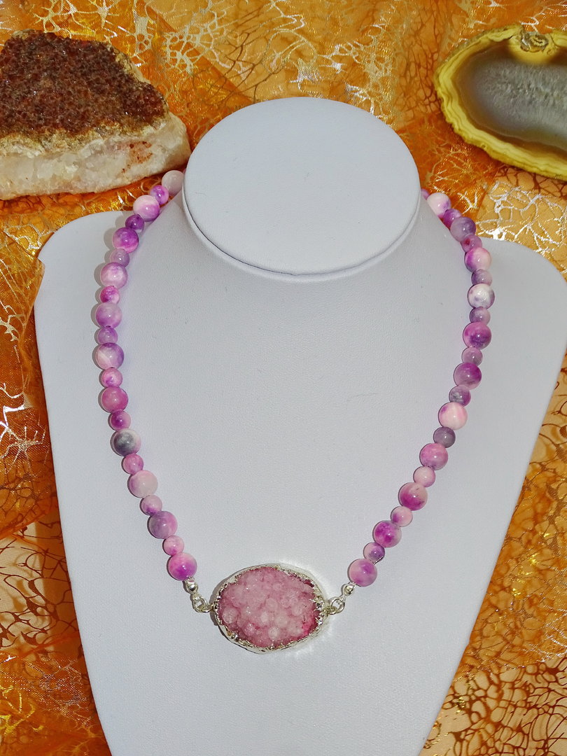 Edelsteinkette aus Quarz-Druse und pink-weißer Jade - Unikat