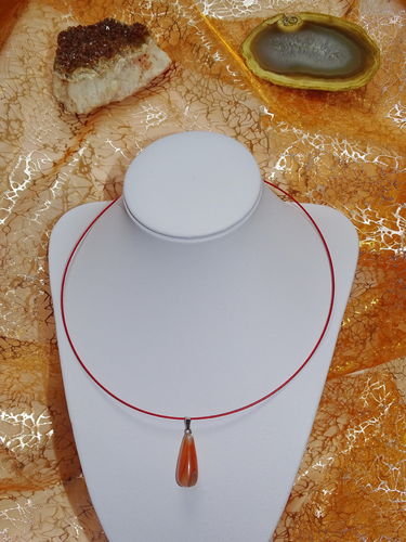 Edelstahlhalsreifen mit rotem Achat-Tropfen-Anhänger - Unikat