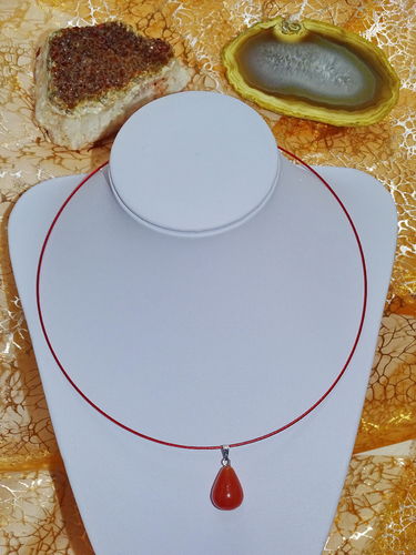 Edelstahlhalsreifen mit rotem Achat-Tropfen - Unikat