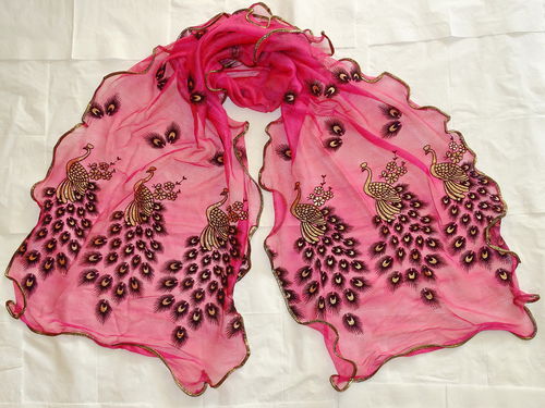 Pinkfarbener Schmuckschal mit Pfauen-Muster