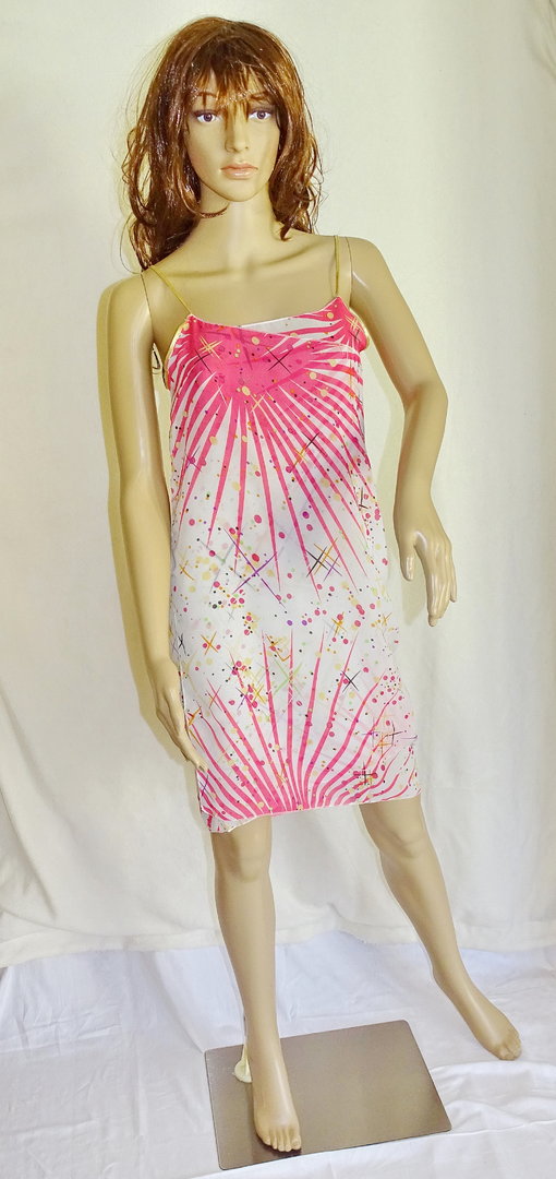 Weißes Pareo-Kleid mit pinkfarbenem Muster