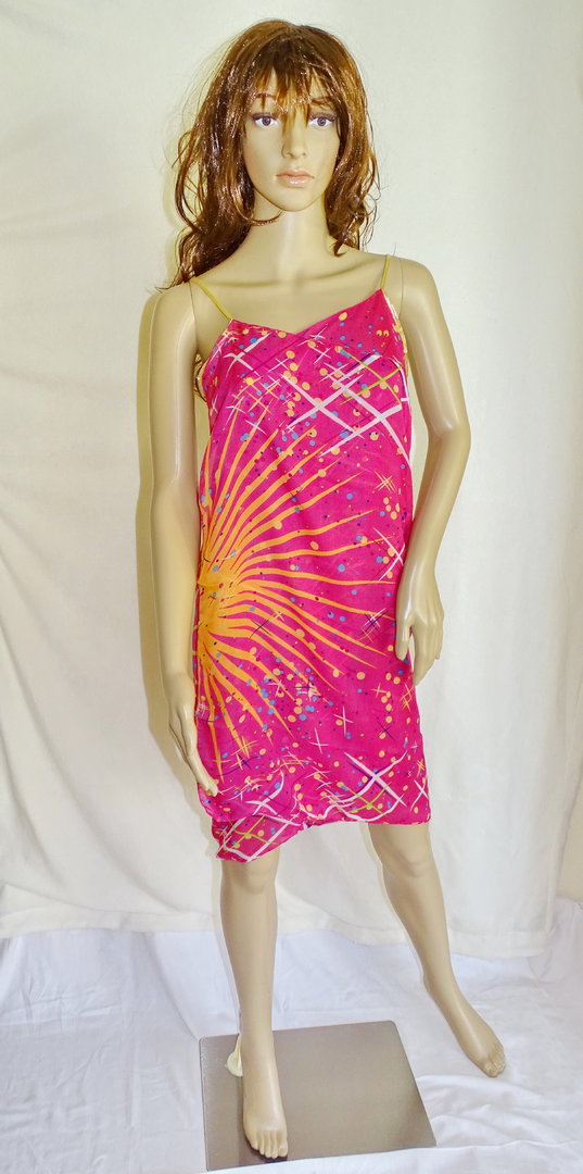 Pinkfarbenes Pareo-Kleid mit buntem Muster