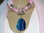 Blau-rosa Schmuckschal mit blauer Achatscheibe - Unikat
