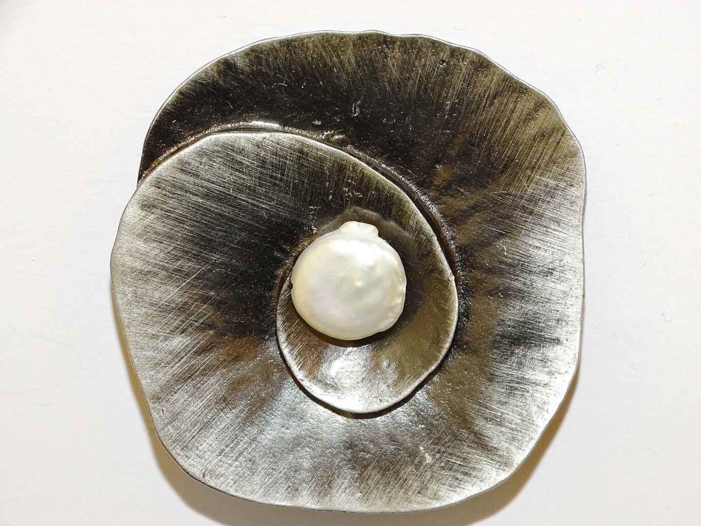 Ausgefallene Brosche mit weißer Deko-Perlen