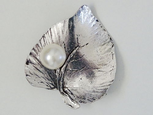 Edle Brosche mit weißer Deko-Perle