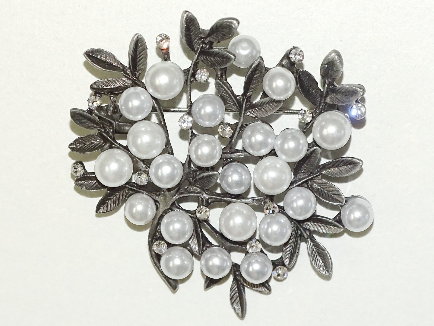 Edle Brosche mit weißen Deko-Perlen