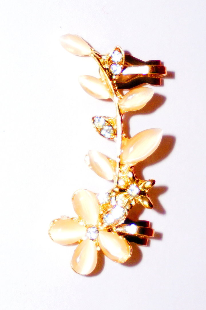 Elegante Ohrmanschette im Blütenblattdesign