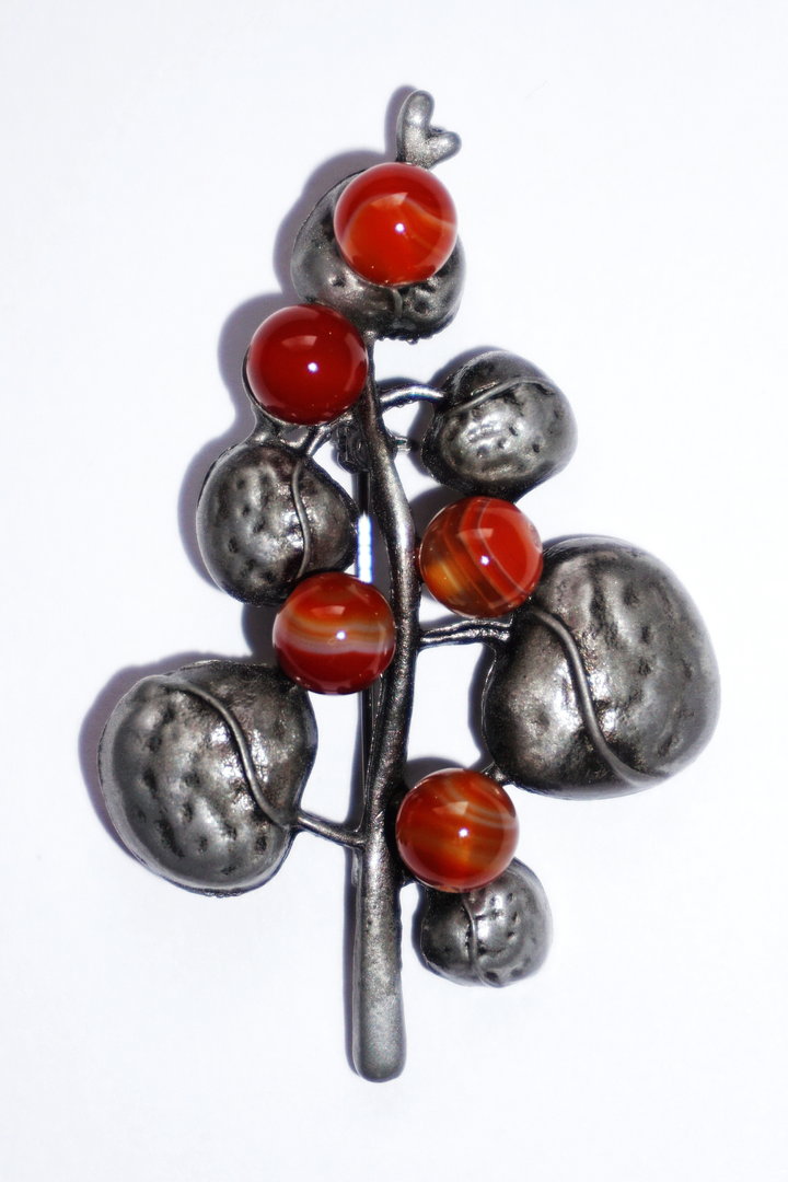 Elegante Brosche mit roten Achat-Perlen