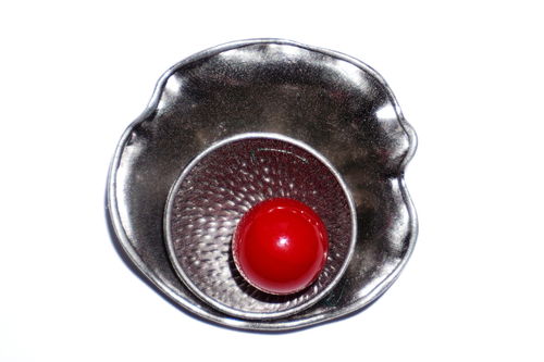 Wunderschöne Brosche mit roter Achat-Perle