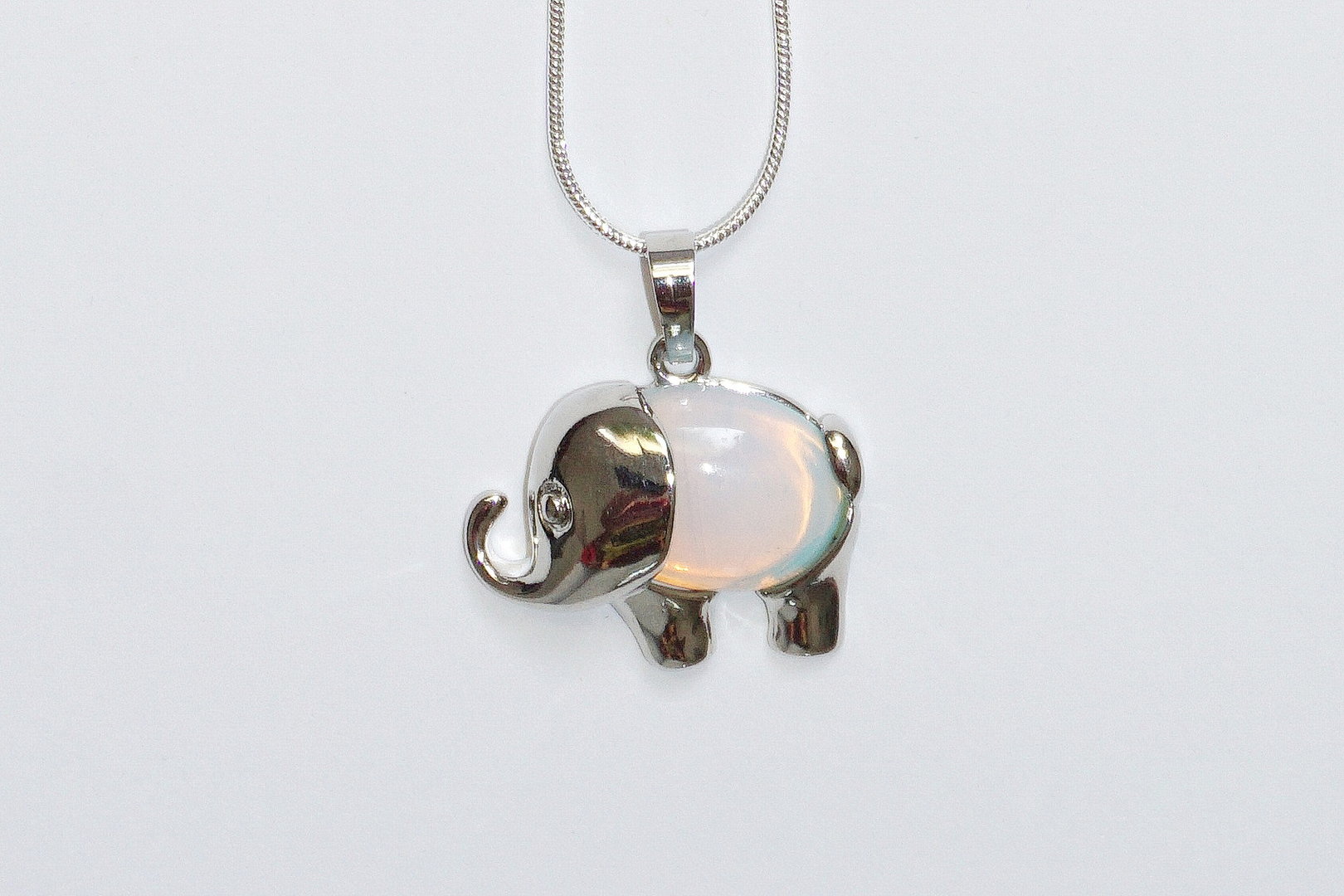 Silberkette mit weißem Opal-Elefantenanhänger