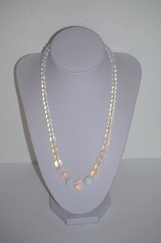 Elegante Edelsteinkette aus weißen Opal-Perlen