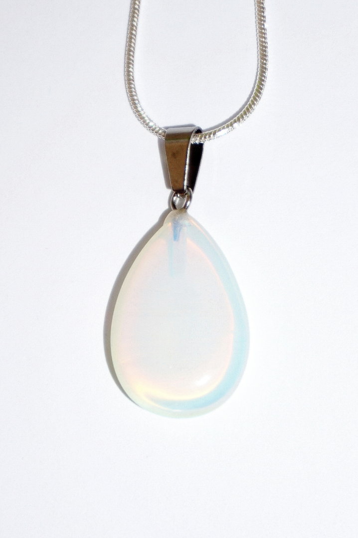 Silberkette mit tropfenförmigem weißem Opal