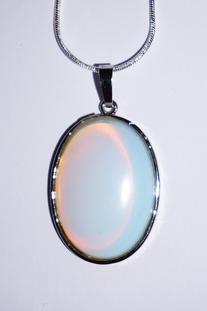 Silberkette mit ovalem Opal-Anhänger