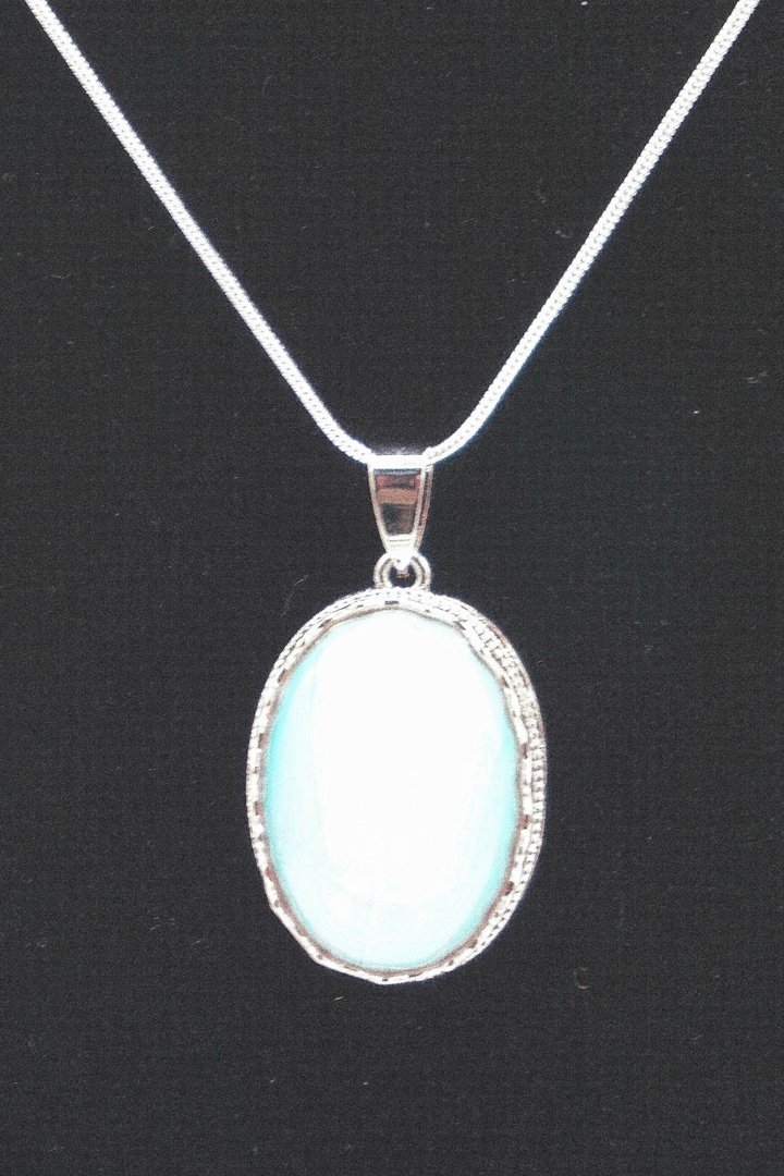 Silberkette mit einem ovalen Opal-Anhänger