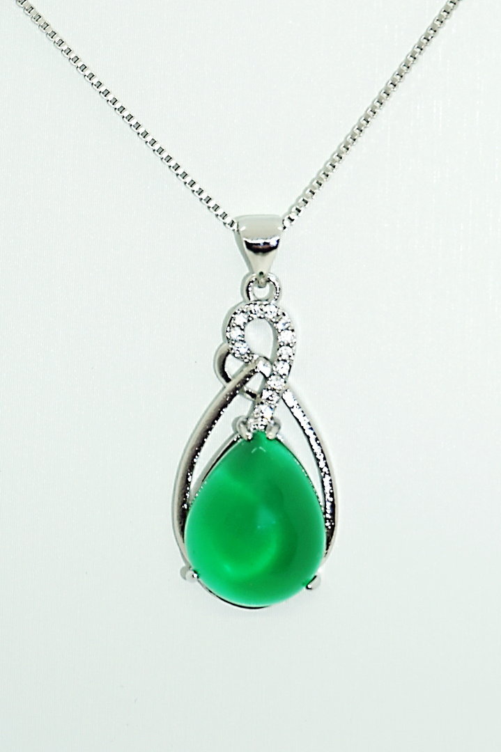 Elegante Silberkette mit grünem Jade-Anhänger
